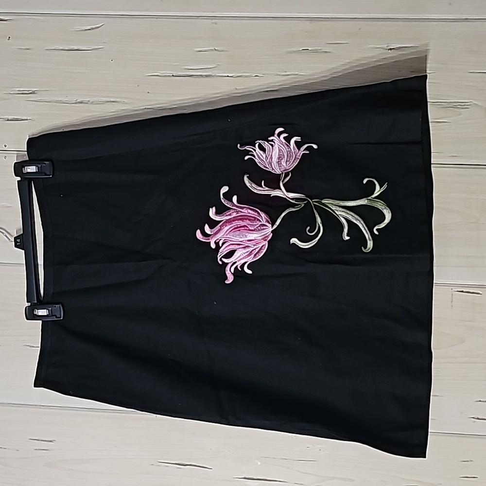 Black flower embroidery skirt- Speechless